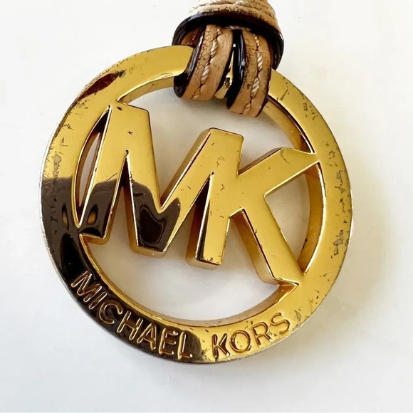 MK Michael Kors Goldtone‎ Logo Fob Purse Charm Tan Leather Replacement Tag Luxe - Picture 3 of 3